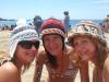 Mit-den-neuen-Muetzen-am-Strand