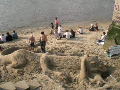 Sandmonster-an-der-Themse
