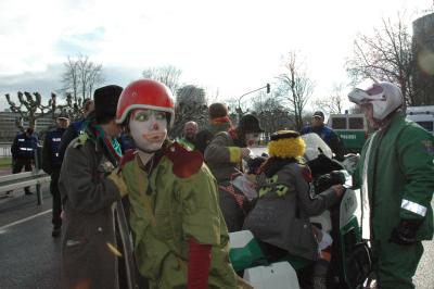 oh clown, die fährt auch noch mit dem bullen-motorrad