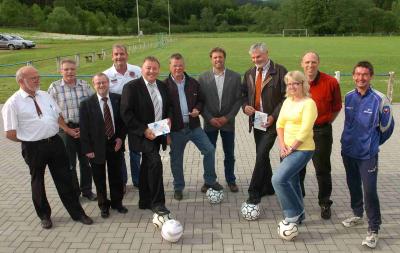 Wurden für ihre Eigeninitiative belohnt: Mitglieder der Oberahrtaler Sportfreunde e.V. Antweiler mit Landrat Dr. Jürgen Pföhler (6.v.l.) und Vereinsvorsitzenden Johannes Gitzen (4.v.r.). Wurden für ihre Eigeninitiative belohnt: Mitglieder der Oberahrtaler Sportfreunde e.V. Antweiler mit Landrat Dr. Jürgen Pföhler (6.v.l.) und Vereinsvorsitzenden Johannes Gitzen (4.v.r.).