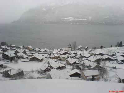 Dorf-verschneit