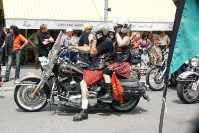Harleyfahrer und Schottenrock