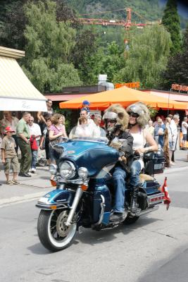 Harleyfahrer mit Loewen-Helm