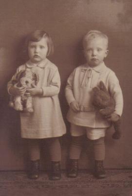 Mein Vater und seine Schwester, das Foto von 1934, beide 1 jahr alt
