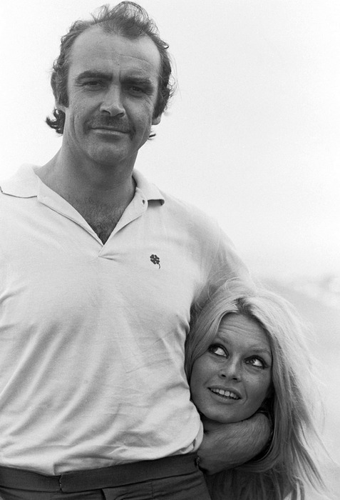 Sean Connery neckt Brigitte Bardot