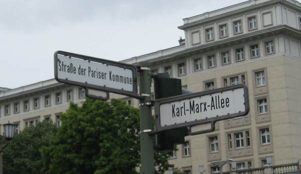 Berlin_Strassenschild_KarlMarxAllee-PariserKommune