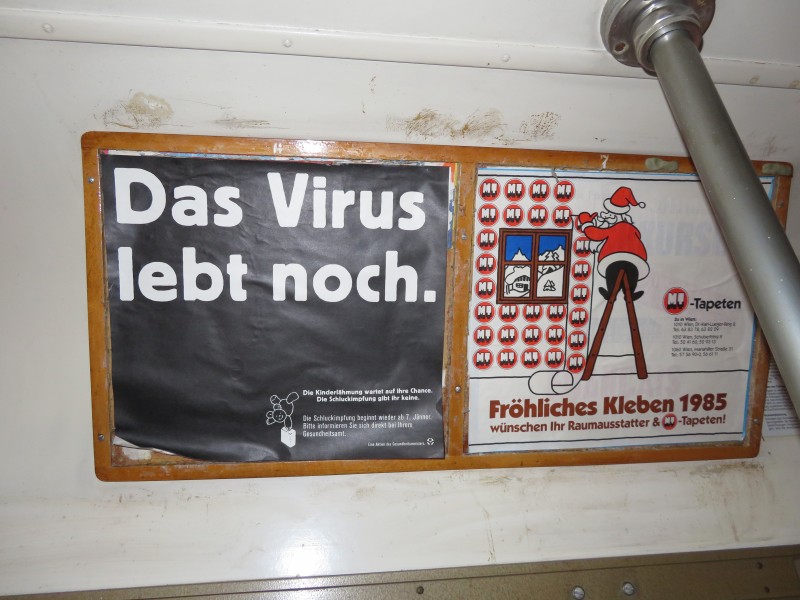 VirusLebtNoch-Kinderlaehmung-Schluckimofung-Werbung_ca1980er_Tramwaydepot-Traiskirchen