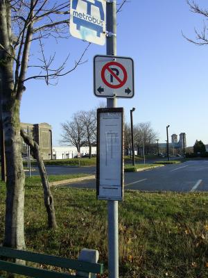 Ein Schild, das eine Bushaltestelle von Metrobus markiert. Ausnahmsweise mal mit Fahrplan dran.