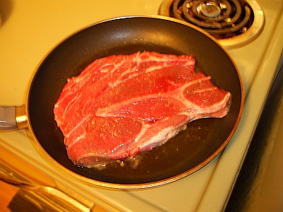 Ein Steak vom amerik. Elch, für das eine normale Pfanne gerade mal gross genug ist.
