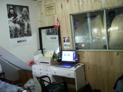 Die rechte Seite des Zimmers: Wayn's World Poster, Computertisch, Spiegel, Wand und Fenster.