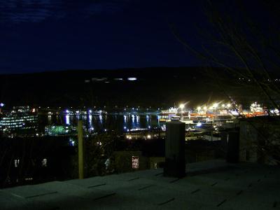 Der Hafen von meinem Zimmer aus gesehen. Bei Nacht.