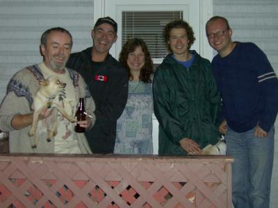 von links nach rechts: Bill (mit 'Angel', dem Hund seiner Schwester), Richard (bewohnt die untere Etage), Carola, Chris und ich. Jonson, der Student aus China, fehlt.