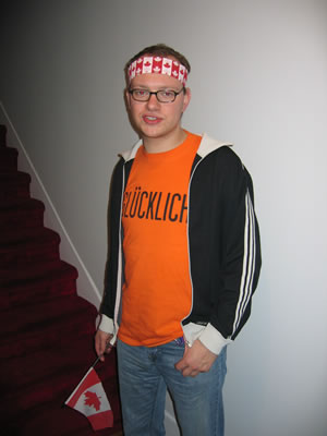 Ich mit Stirnband (rot-weiß mit Ahornblatt) und kanadischer Flagge