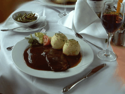 Ein lecker gedeckter Tisch mit Sauerbraten, Knödeln und Bohnensalat, wenn ich das recht betrachte