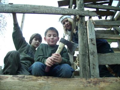 Jungs, die in ihrer Mittagspause sich in ihrer selbstgebauten Hütte austoben!