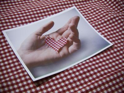 herz-in-hand-auf-decke_by-complize