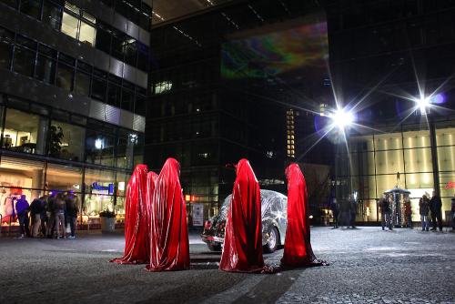festival-of-lights-berlin-projects-fine-show-contemporary-art-sculpture-time-guards-kaefer-sculptor-manfred-kielnhofer-kurfuearstendamm-shop