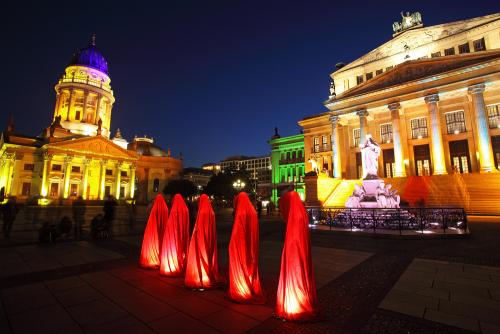 festival-of-lights-berlin-waechter-timeguards-light-sculpture-manfred-kielnhofer-contemporary-art-photography-frank-herrmann
