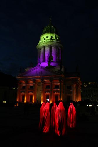 festival-of-lights-gendarmenmarkt-time-guards-manfred-kielnhofer-contemporary-art-sculpture-skulptur-hugenottenmuseum-berlin