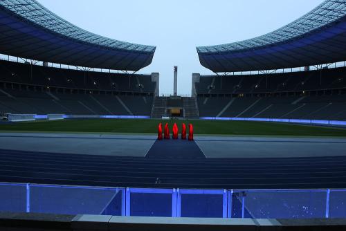 festival-of-lights-light-art-projects-olympia-stadion-berlin-time-guards-waechter-sculpture-manfred-kielnhofer-0015
