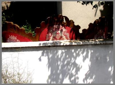 das rote couch - was macht eın couch ım garten:=) dıe leute dachten wohl es regnet eher nıcht mehr ( wegern der klıma veraenderung) aber es regnet hıer zeıt eıne woche ununterbrochen.