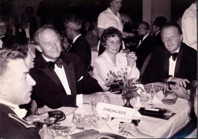 Ministerpräsident Hans Karl Filbinger und der damalige Ministerialdirektor (und spätere Wissenschaftsminister) Helmut Engler als Ehrengäste beim Freiburger Universitätsball 1978