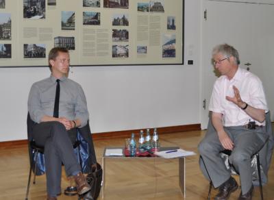 Professor Dirk van Laak (links) und Professor Christoph Cornelißen (rechts) während der Podiumsdiskussion „Die Archive und die historische Forschung“ in Frankfurt am Main