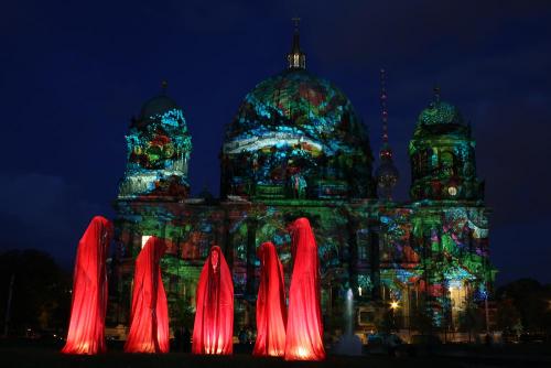 berliner-dom-festival-of-light-die-waechter-der-zeit-timeguards-manfred-kielnhofer-contemporary-art