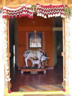 Offene Eingangstüre Gästehaus mit Altar Offene Eingangstüre Gästehaus mit Altar