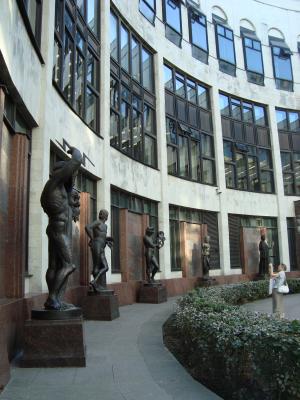 Vor der Russischen Nationalbibliothek in Sankt Petersburg stehen Alte Griechen.
