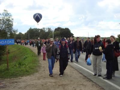 Viele Leute waren zu Fuß unterwegs, um sich die nachgestellte Schlacht anzugucken.