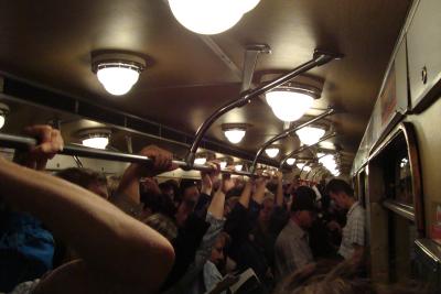 So sieht es in der Metro aus, wenn die Leute zur Arbeit oder nach Hause fahren.