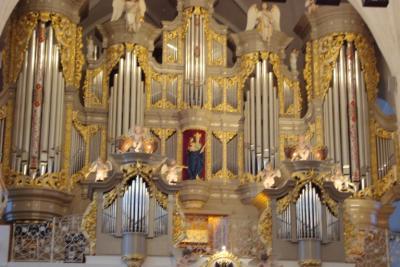 Die groeszte Orgel Europas ist mit allerlei Firlefanz verziert. Beim fulminanten Finale eines Orgelkonzerts drehen sich die Engelchen und schlagen mit ihren Stoeckchen auf die Troemmelchen.