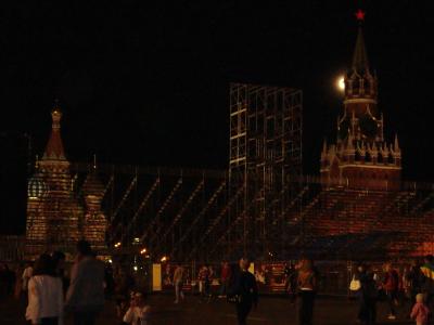 Auf dem Roten Platz habe ich bei Mondschein Touristen beobachtet. Das Gerüst, das da steht, ist schon für das Konzert internationaler Militärmusik, das bald stattfindet.