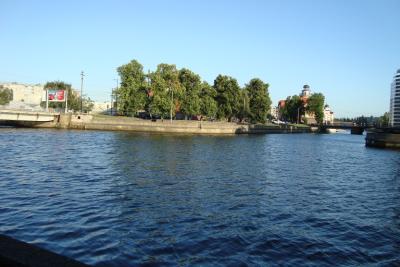 In Kaliningrad gibt es nicht nur viel Gruen, sondern auch viel Wasser.