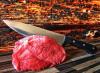 Fleisch aus der Bioabteilung im Supermarkt oder vom Metzger Fleisch aus der Bioabteilung im Supermarkt oder vom Metzger