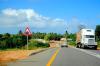 Überlandstraße in Mozambique mit typischem Truck