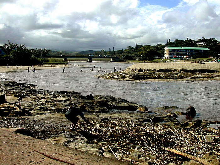 Flußdurchbruch am St Mikes Beach nach starken Regenfällen. Der halbe Strand ist weggespült