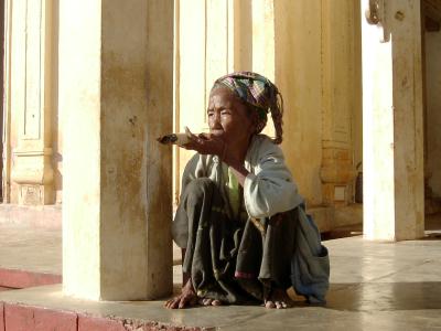 myanmar_cigar_woman