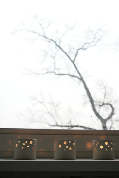 081130-10-Teelichter-am-Kuechenfenster