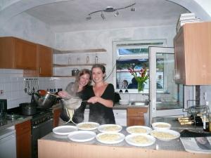Das-Eventteam-beim-Kochen-v-l-Jade-und-Rachel