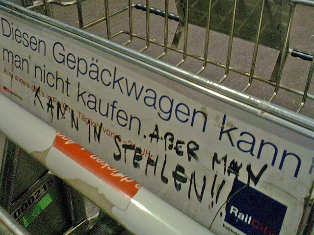 Gepäckwagen im Bahnhof Bern, 3. Januar 2006