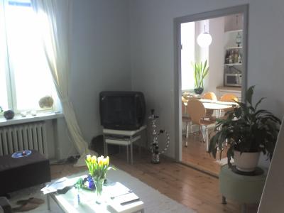 Wohnzimmer mit dem Eingang zur Küche