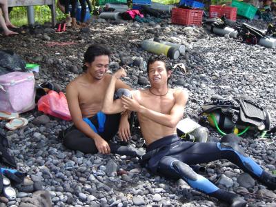 Bali-pic088-Tulamben-beach-dive-instructors