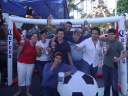 alle-mit-corona-flasche-in-six-flags