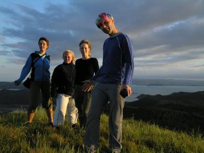 die wwoof-crew am gipfel des mt. manganui. v.l.n.r.> katja II, katja I, ich, wolfgang ("wolfi")