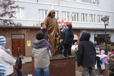 Mutter Theresa feiert Unabhängigkeit mit Kindern Mutter Theresa feiert Unabhängigkeit mit Kindern