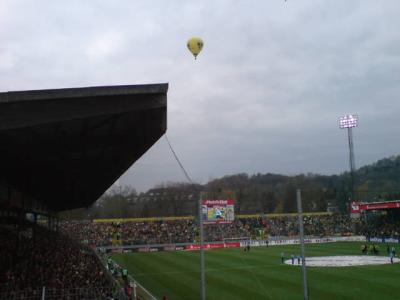 Ballon von Alemannia Aachen mit der Beschriftung echt klasse hoch am Aachener Tivoli