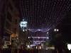 Fürs Neujahrsfest werden Weihnachtliche Lichter in der Stadt aufgehängt