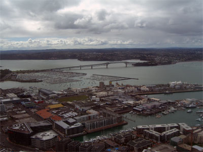Blick ueber den Haupthafen und eine der vielen Wasserstrassen Aucklands